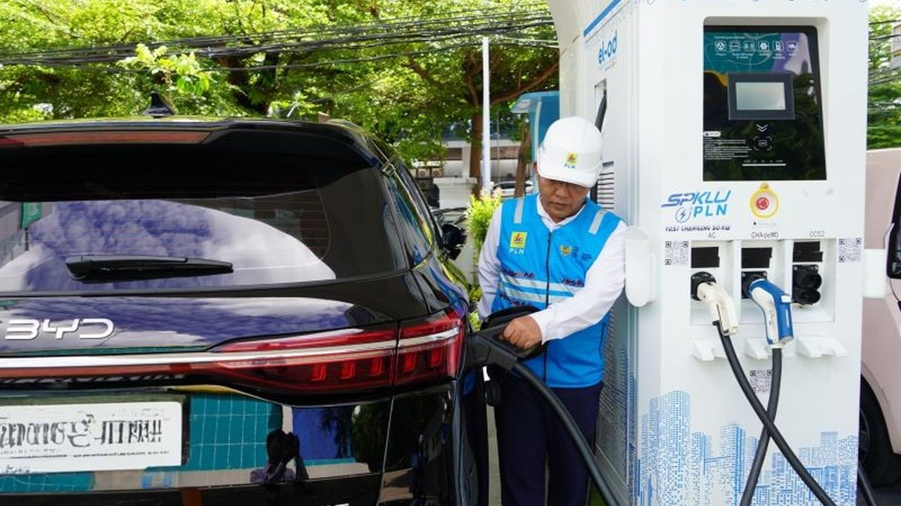 Penjualan kWh di Stasiun Pengisian Kendaraan Listrik Umum (SPKLU) PLN Sulselrabar meningkat drastis hingga 300 persen selama periode mudik Lebaran 2025, menunjukkan tren positif adopsi kendaraan listrik di Indonesia.