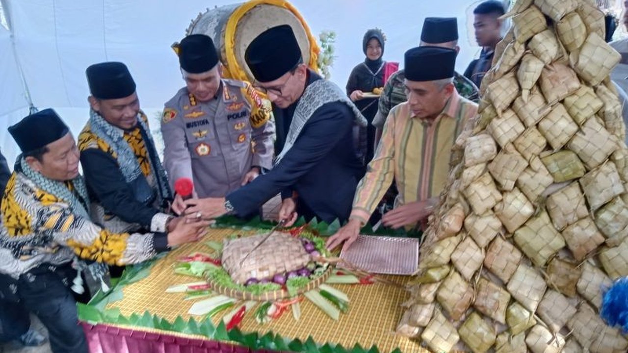 Pemerintah Kota Mataram akan menggelar perayaan Lebaran Topat 1446 Hijriah di dua makam keramat, Makam Bintaro dan Makam Loang Baloq, dengan rangkaian kegiatan religi dan budaya.