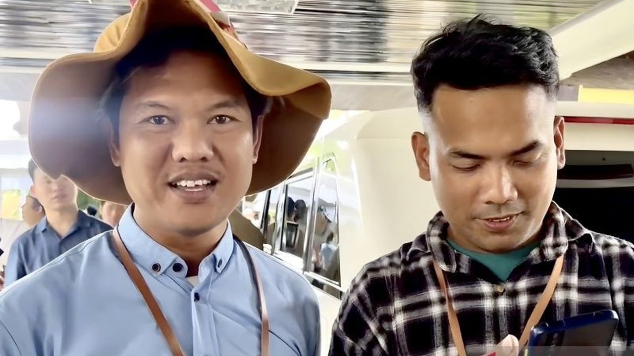 Joni Manurung, warga Medan, berjalan kaki selama 188 hari dari Medan ke Jakarta untuk bertemu dan bersalaman dengan Presiden Prabowo Subianto di acara Idul Fitri Istana Negara.