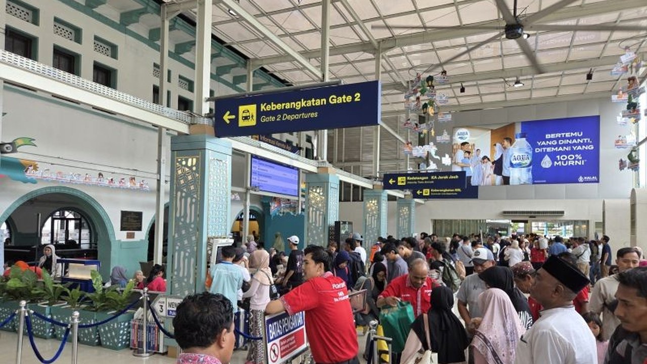 Stasiun Pasar Senen dipadati pemudik pada hari kedua Lebaran 2025 dengan okupansi mencapai 102 persen, menunjukkan tingginya animo masyarakat untuk mudik ke kampung halaman.