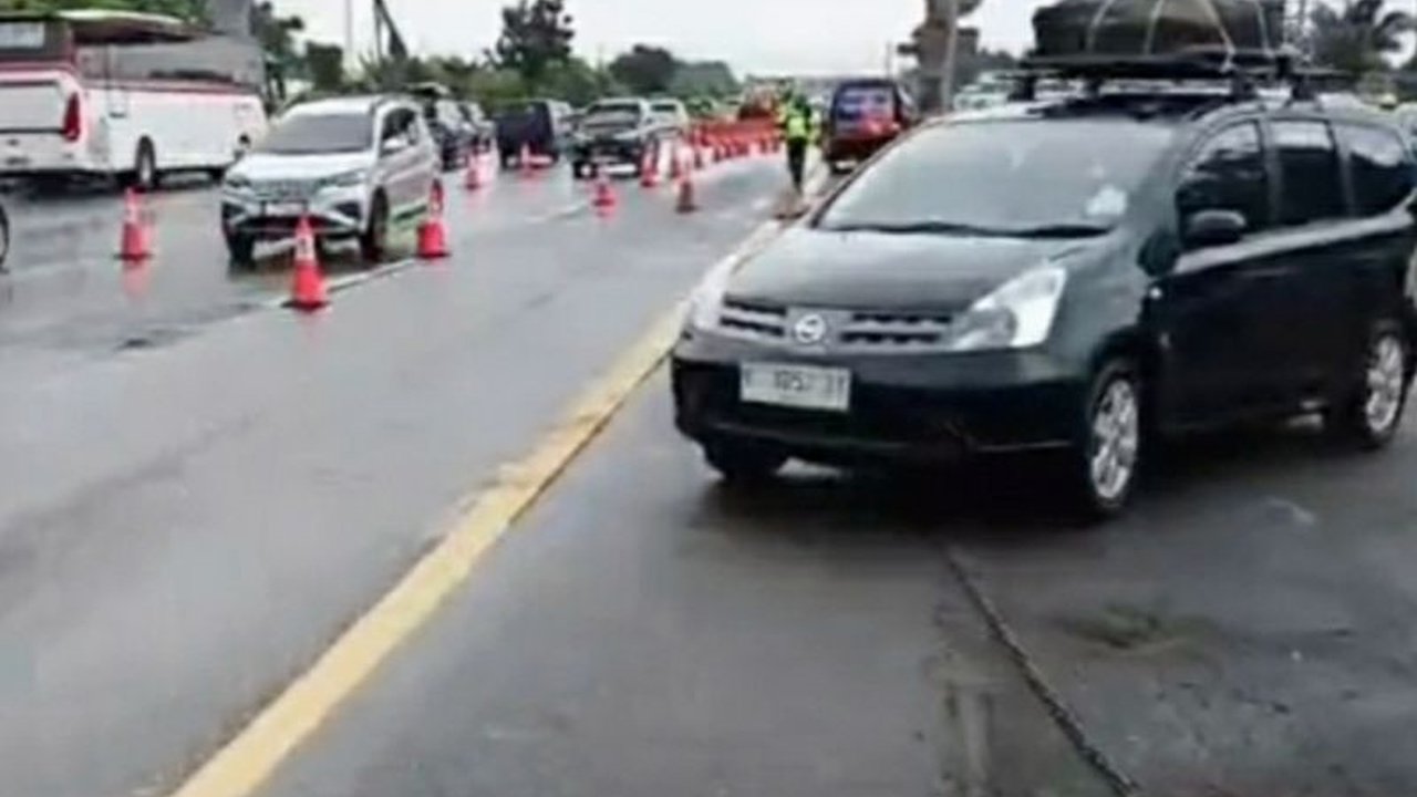 Kepadatan arus mudik Lebaran di Tol Jakarta-Cikampek dan Cipali menyebabkan contraflow diterapkan oleh petugas untuk mengurai kepadatan kendaraan.