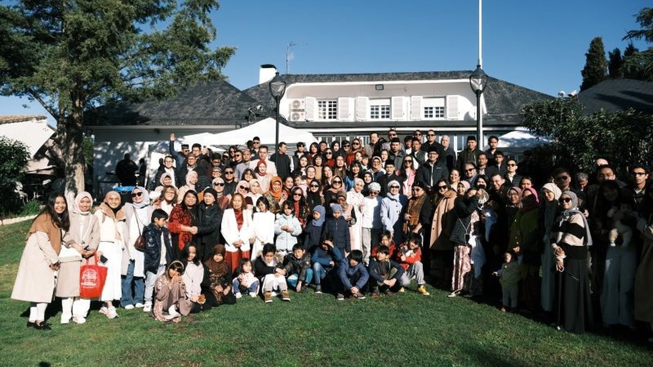 KBRI Madrid sukses selenggarakan halalbihalal Idul Fitri 1446 H, mempertemukan lebih dari 120 WNI dan diaspora di Spanyol, menekankan persatuan dan persaudaraan.