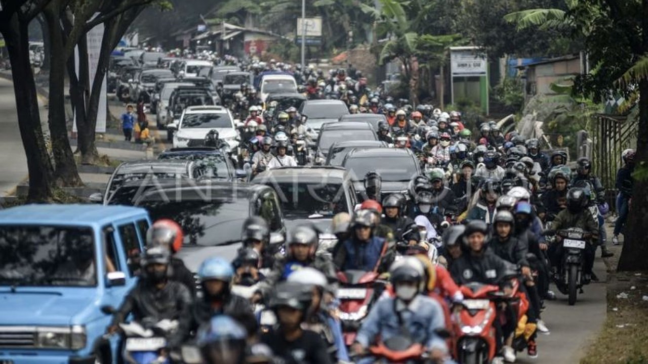 Arus lalu lintas di jalur Cileunyi-Nagreg, Kabupaten Bandung, mengalami kepadatan signifikan pada H+1 Lebaran 2025 akibat membludaknya pemudik lokal dan wisatawan.