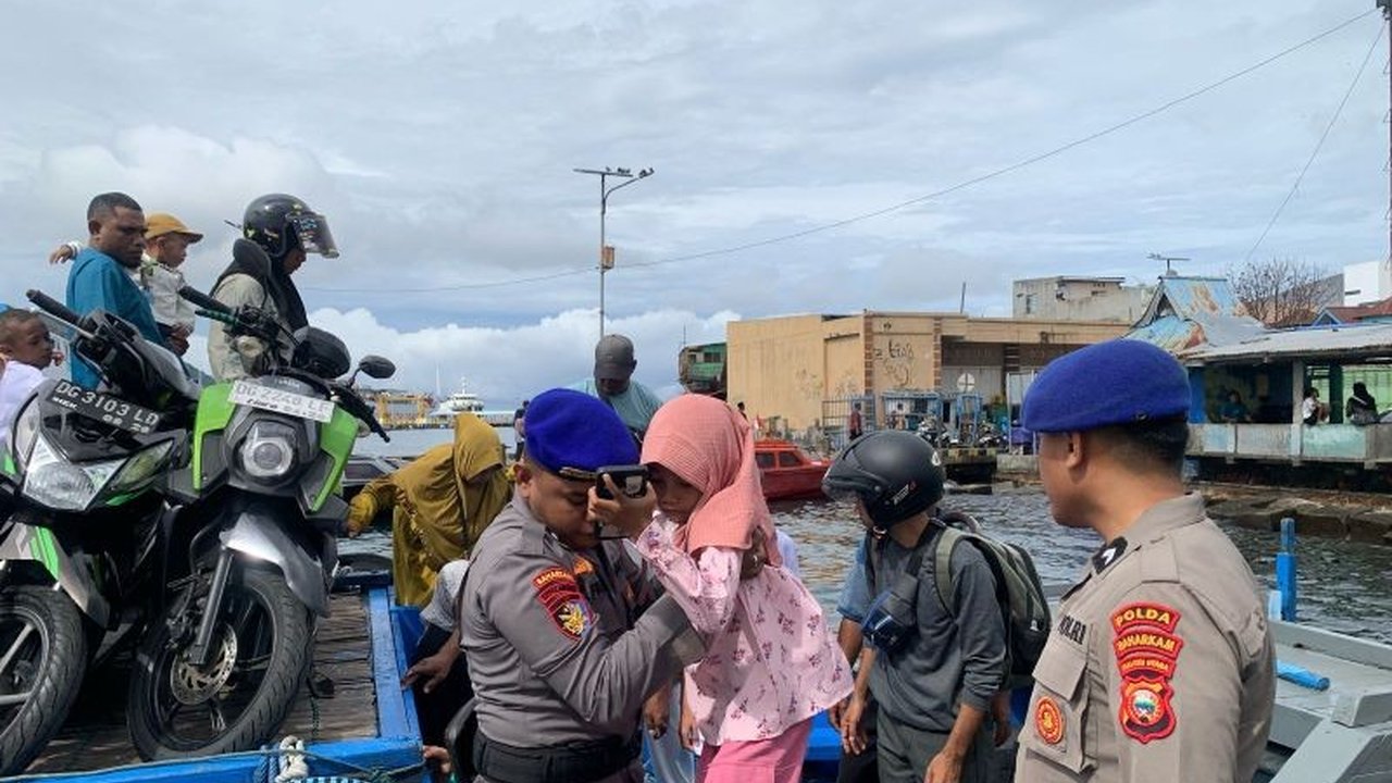Direktorat Polairud Polda Maluku Utara mengamankan dan mengatur kelancaran arus penumpang yang padat di Pelabuhan Bastiong, Ternate, selama periode Lebaran 2025.