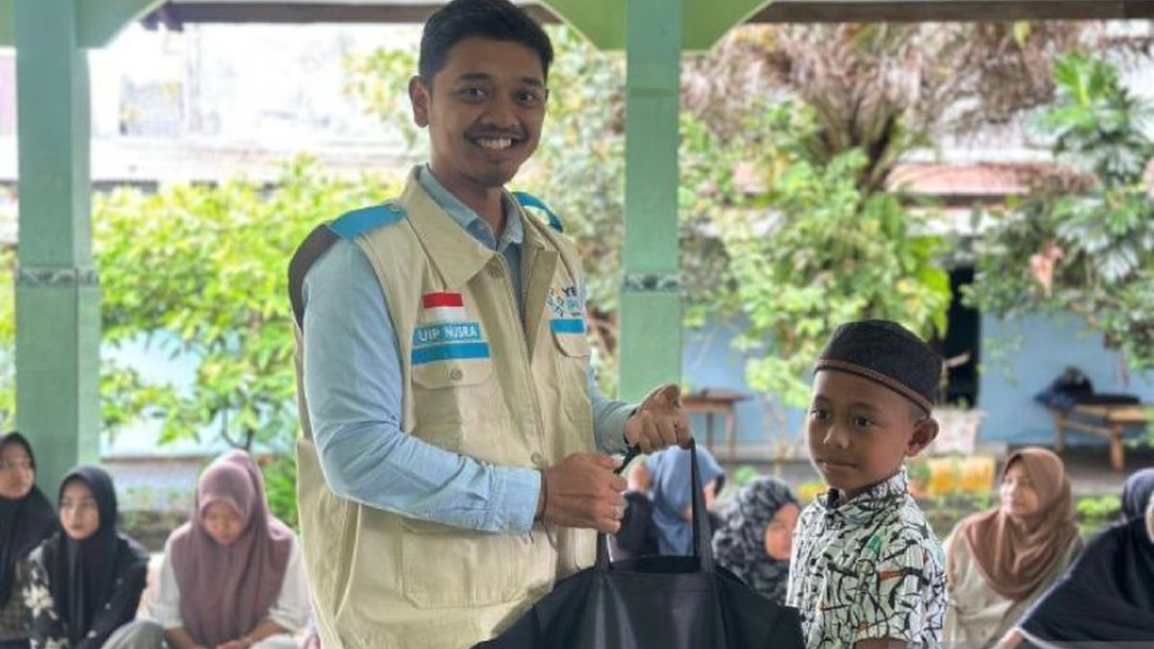 Yayasan Baitul Maal (YBM) PLN UIP Nusra salurkan zakat, infak, dan sedekah (ZIS) untuk 500 anak yatim, duafa, guru mengaji, marbot, dan pedagang kecil di NTB menjelang Idul Fitri.