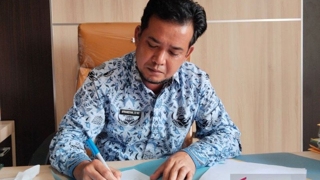 Kabupaten Mukomuko, Bengkulu, menyiapkan alat berat mini untuk penanganan darurat bencana tanah longsor selama arus mudik dan balik Lebaran 2025 guna memastikan kelancaran transportasi.