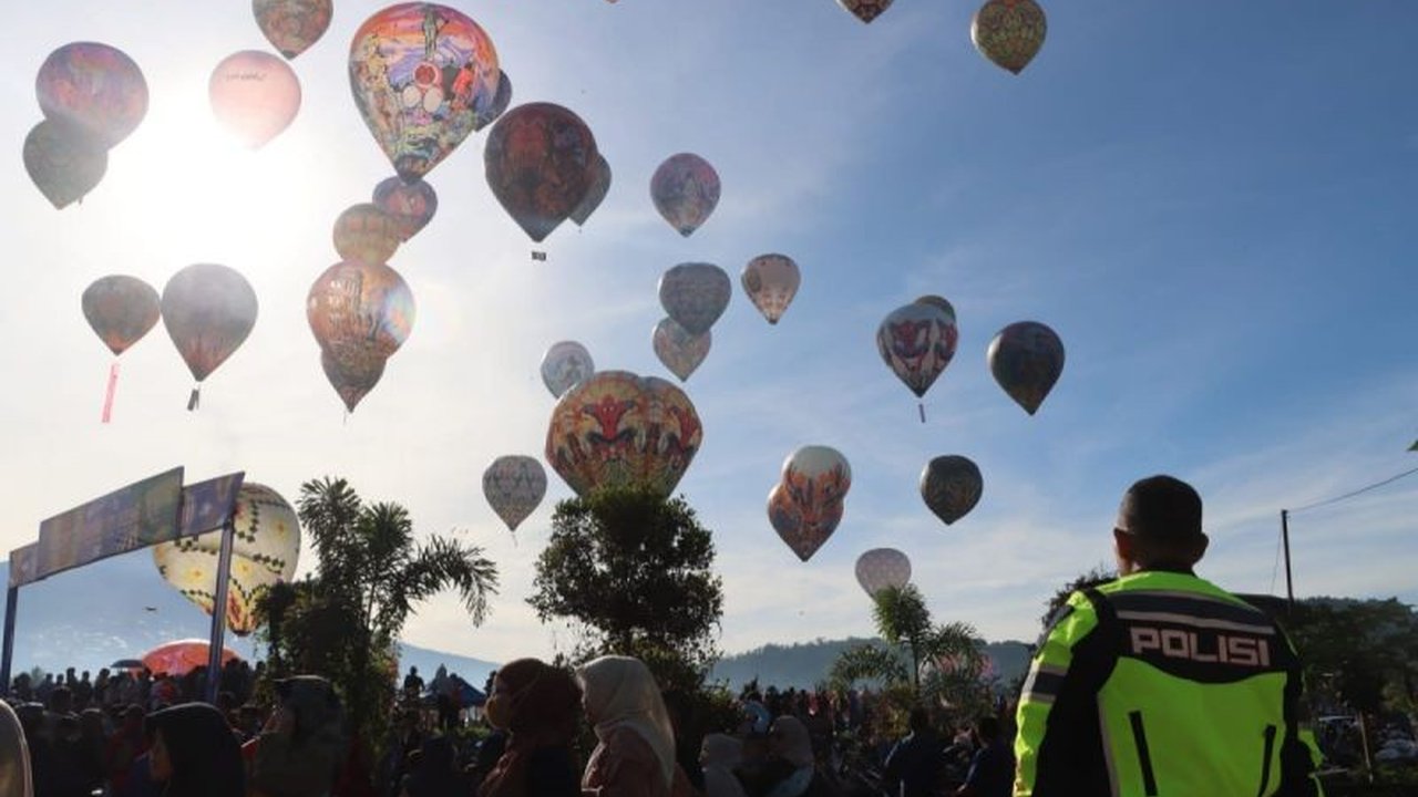 Kapolres Wonosobo, AKBP M. Kasim Akbar Bantilan, pantau Festival Balon Culture di Desa Candiyasan, Kertek, untuk memastikan keamanan dan kepatuhan terhadap regulasi penerbangan balon udara.