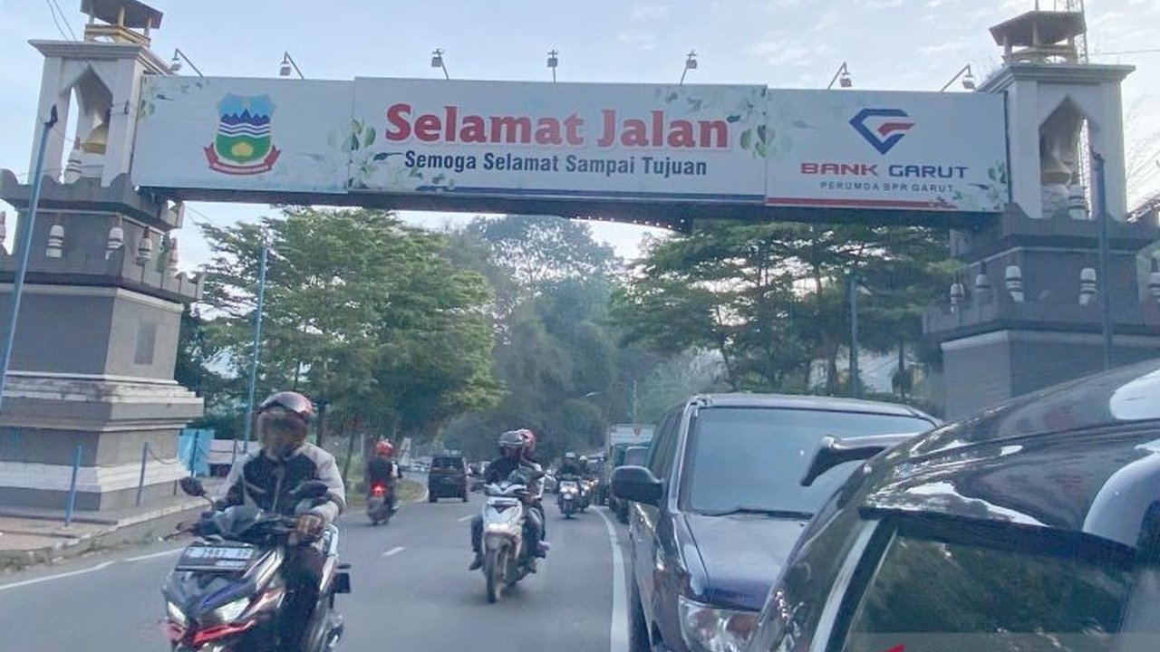 Arus lalu lintas menuju kawasan wisata di Garut, Jawa Barat, meningkat signifikan pada hari kedua Lebaran 2025, terutama di jalur utama Bandung-Garut dan jalur wisata selatan.