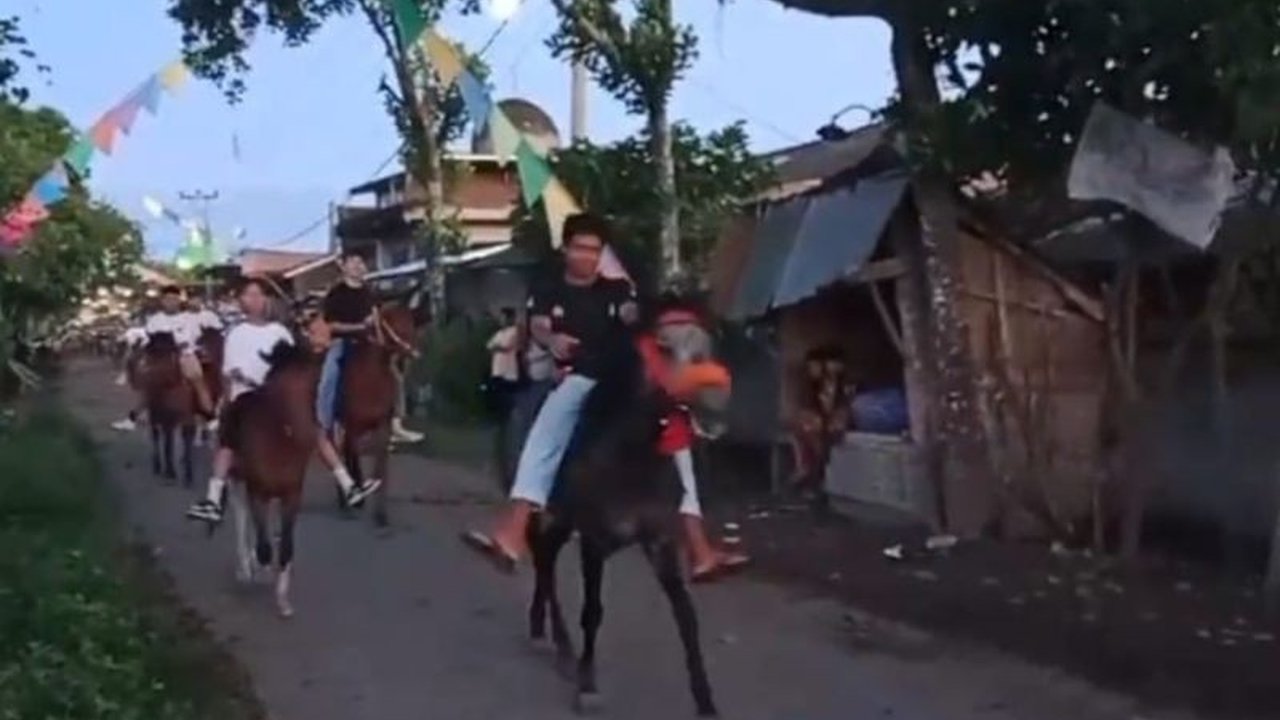 Warga Desa Jantuk, Lombok Timur, merayakan Idul Fitri dengan tradisi Adat Tiu, yaitu pawai ratusan kuda yang melibatkan warga lokal dan luar daerah, sebagai ajang silaturahmi dan kebersamaan.