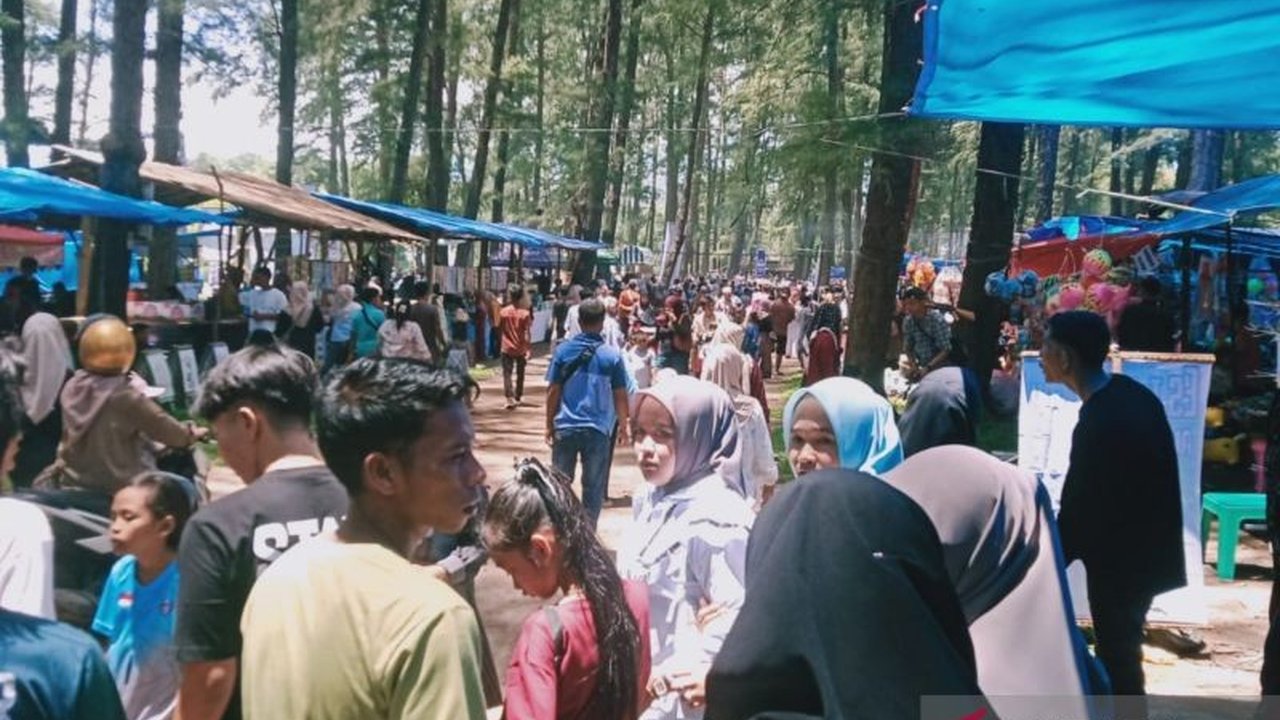 Ribuan wisatawan memadati pantai-pantai di Mukomuko, Bengkulu, pada Lebaran 2025, menikmati hiburan rakyat dan keindahan pantai dengan harga tiket masuk yang bervariasi.