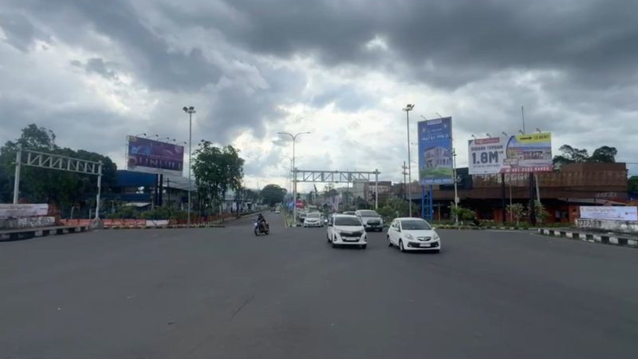 Polres Malang mencatat peningkatan signifikan volume kendaraan di Tol Singosari pada H1 dan H2 Lebaran 2025, baik di jalur masuk maupun keluar, meskipun arus lalu lintas tetap lancar.