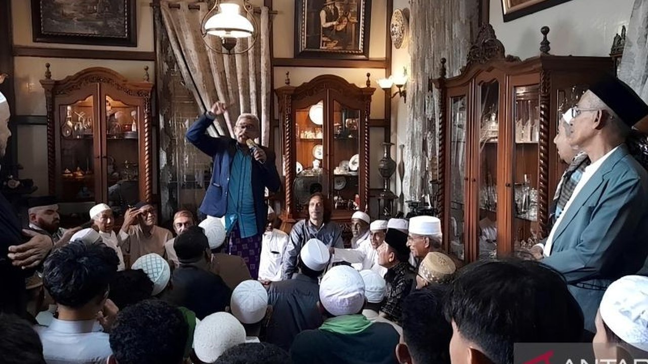 Warga keturunan Arab di Palu merayakan Lebaran Iwwadh, tradisi silaturahmi dan perdamaian yang unik, dengan mengunjungi rumah-rumah dan melantunkan puji-pujian pada hari kedua Lebaran.