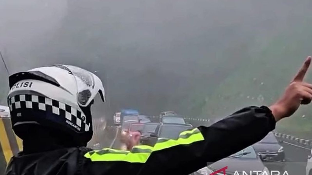 Polres Cianjur memberlakukan sistem satu arah dari Puncak menuju Bogor pada H2 Lebaran untuk mengurai kemacetan akibat lonjakan volume kendaraan.