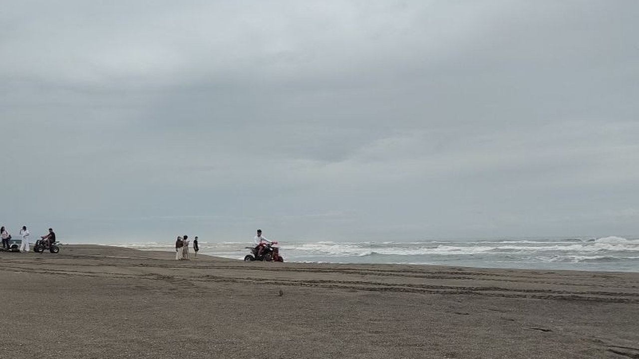 Dinas Kebudayaan dan Pariwisata Cianjur melarang wisatawan berenang di pantai selatan karena potensi cuaca ekstrem dan gelombang tinggi selama libur Lebaran 2025.