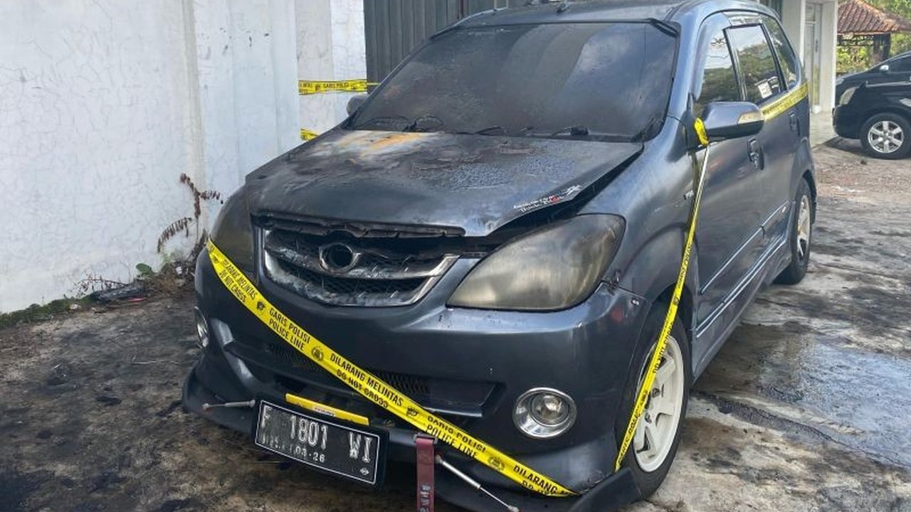 Polisi dan Damkar Cianjur masih menyelidiki penyebab kebakaran mobil di Jalan Siliwangi yang diduga dibakar orang tak dikenal, kerugian ditaksir puluhan juta rupiah.