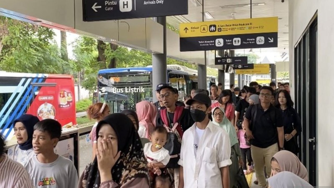 Transjakarta menjadi pilihan utama warga Jakarta untuk mengunjungi Taman Margasatwa Ragunan selama libur Lebaran karena lebih ekonomis dan efisien dibandingkan kendaraan pribadi.