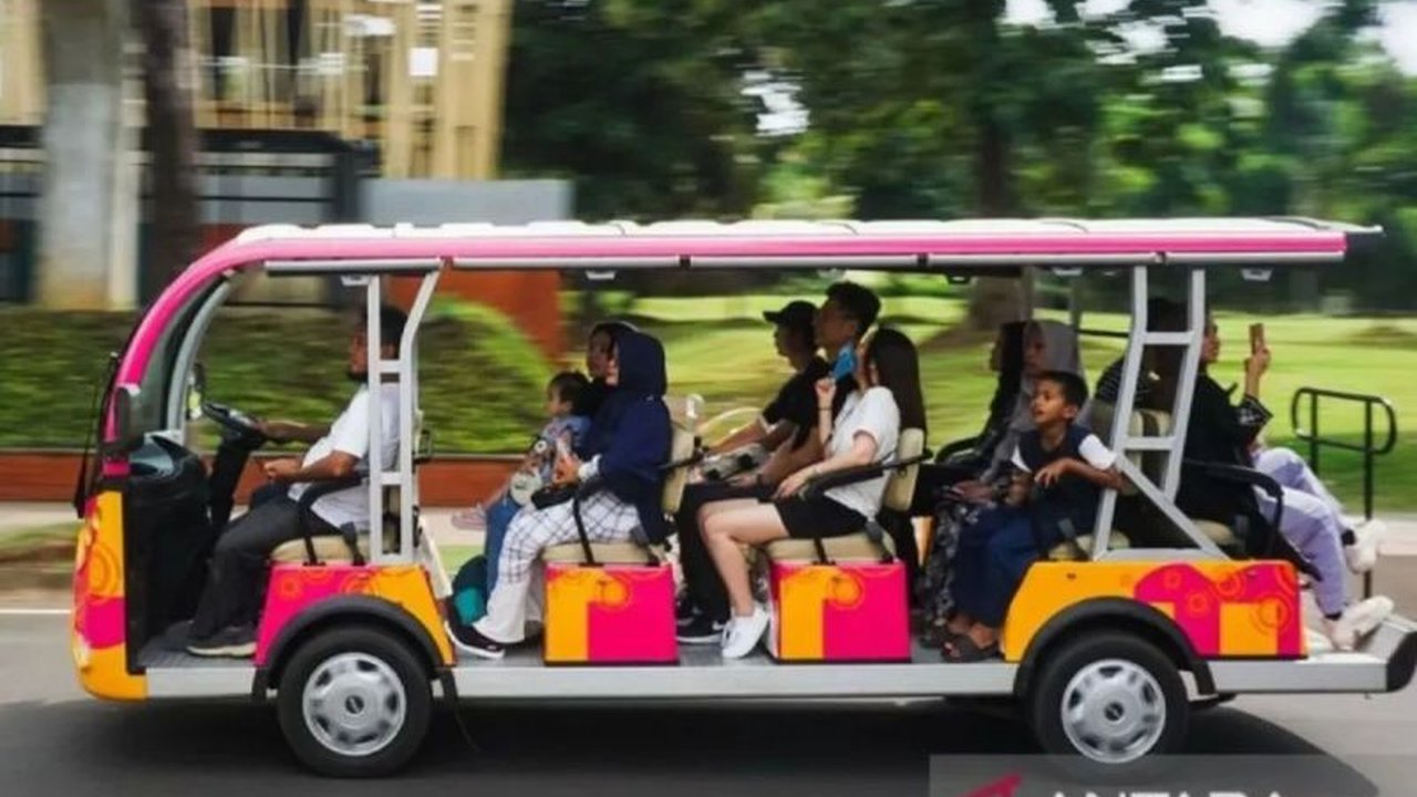 Taman Mini Indonesia Indah (TMII) dipadati hampir 20 ribu pengunjung di hari kedua Lebaran 2025, dengan kereta gantung, taman burung, dan air mancur Tirta Cerita menjadi daya tarik utama.
