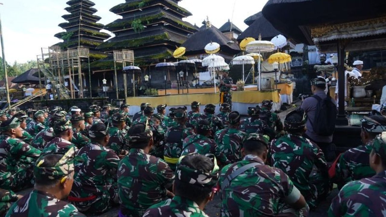 Danrem 163/Wira Satya memimpin ratusan prajurit TNI AD dalam kegiatan bersih-bersih Pura Penataran Agung Besakih, Bali, sebagai wujud Ngayah dalam rangka menyambut Ida Batara Turun Kabeh tahun 2025.