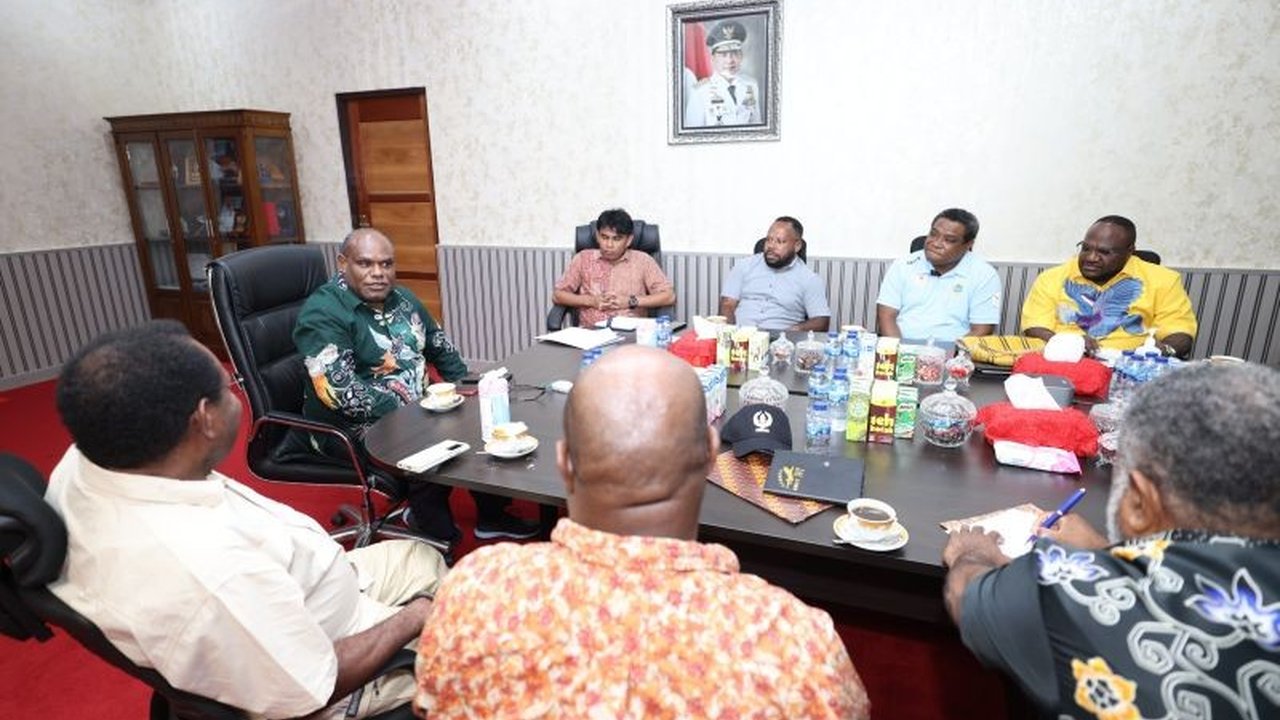 Gubernur Papua Tengah, Meki Nawipa, menginstruksikan percepatan kongres Asprov PSSI Papua Tengah untuk pengembangan sepak bola di wilayah tersebut, seiring dukungan penuh terhadap Liga 4 yang akan datang.