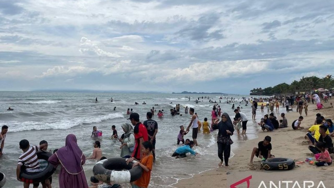 Ribuan wisatawan memadati Pantai Anyer, Banten, pada H+2 Lebaran untuk menikmati liburan, meskipun cuaca mendung dan gerimis.