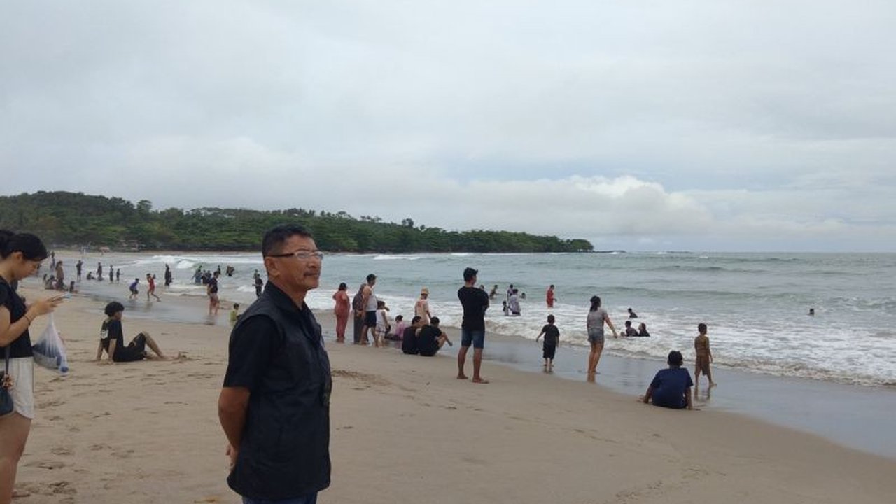 Balawista Lebak menerjunkan 100 relawan untuk mengamankan wisatawan di pantai selatan Banten selama libur Lebaran 2025, mengantisipasi potensi kecelakaan laut akibat gelombang tinggi.