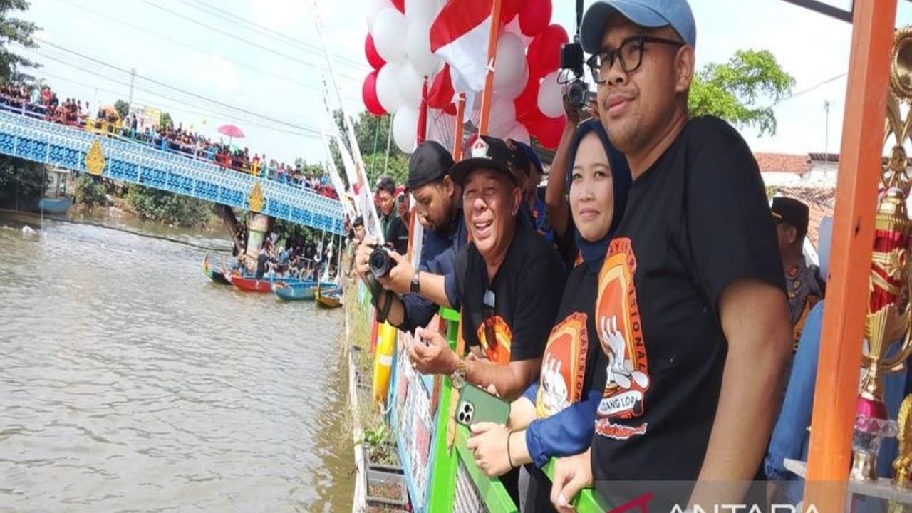 Pemkab Batang menggelar lomba dayung tradisional sebagai upaya melestarikan budaya lokal dan menarik minat wisatawan, dengan peningkatan sarana dan prasarana untuk kenyamanan pengunjung.