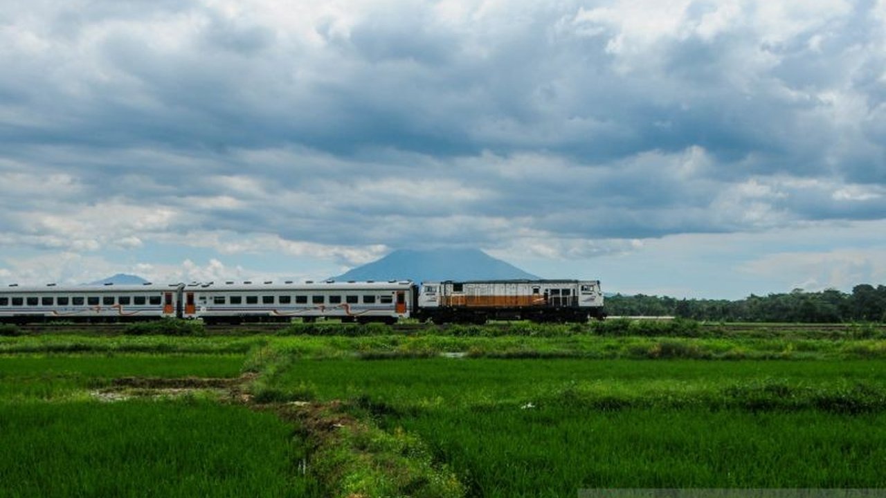 Layanan KRL Commuter Line Merak kembali normal hingga Stasiun Merak pada Idul Fitri 2025, melayani ribuan pemudik yang hendak bersilaturahmi dan berwisata.