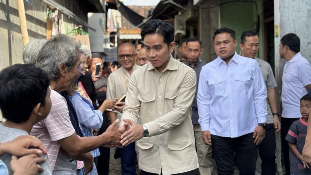 Wakil Presiden Gibran Rakabuming Raka manfaatkan libur Lebaran untuk menyerap aspirasi dan keluhan warga di Surakarta, Jawa Tengah, memastikan efektivitas kebijakan pemerintah.