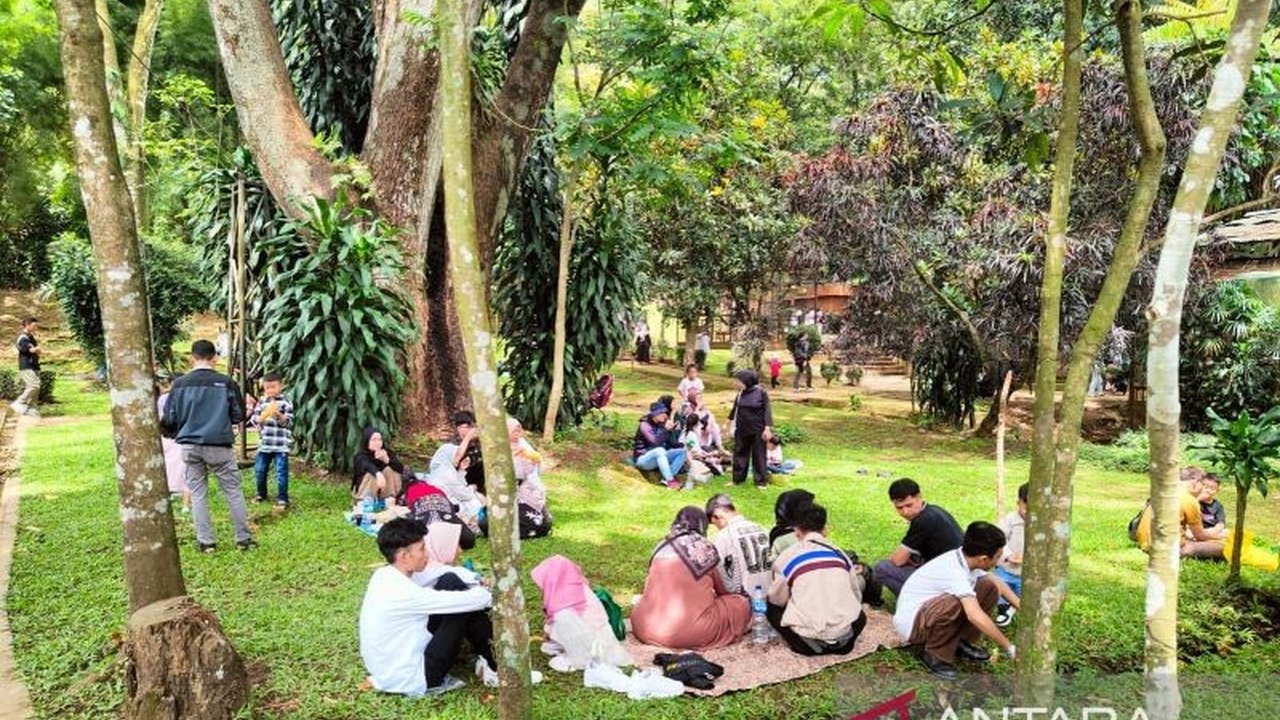 Kebun Binatang Bandung melarang pengunjung makan bersama (botram) selama libur Lebaran 2025 untuk menjaga kebersihan dan kesehatan satwa, menyediakan alternatif kuliner UMKM.