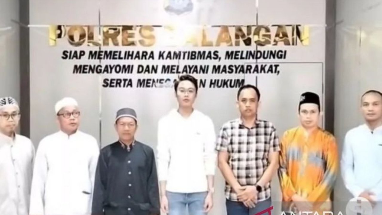 Polres Balangan memanggil seorang selebgram, Muhammad Fajar, karena postingan di Instagram yang diduga menistakan agama; Fajar telah meminta maaf dan berjanji tidak mengulangi perbuatannya.