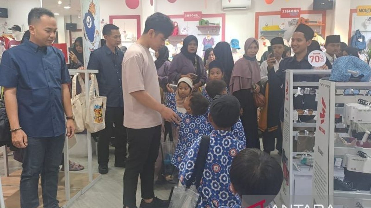 Gibran Rakabuming Raka Ajak Anak Yatim Belanja Baju Lebaran di Solo
