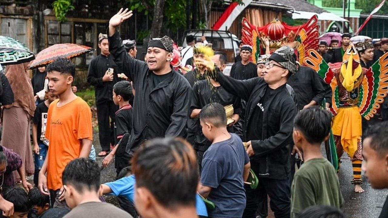 Ratusan warga dan wisatawan menyaksikan prosesi adat Barong Ider Bumi di Banyuwangi, sebuah tradisi unik untuk menolak bala dan wabah penyakit yang telah berlangsung selama lebih dari seabad.