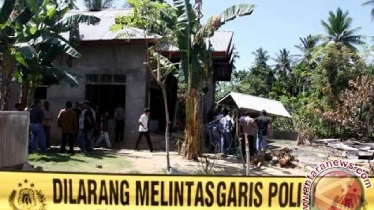 Polres Maros menahan Petta Bau, pimpinan Tarekat Ana Loloa, aliran sesat yang mengajarkan ajaran menyimpang dari Islam, seperti menambah rukun Islam menjadi 11 dan mewajibkan pembelian pusaka untuk masuk surga.