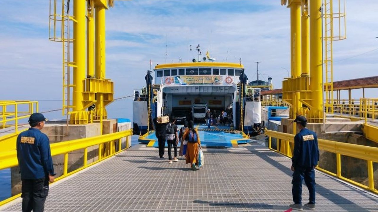 Penyeberangan Situbondo-Madura kembali aktif di hari kedua Lebaran, melayani penumpang dan kendaraan yang melakukan kunjungan silaturahmi.