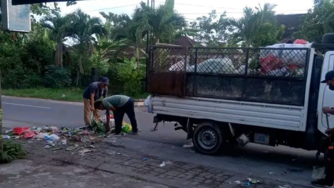 Meskipun libur Lebaran, petugas kebersihan di Lombok Tengah tetap bekerja keras membersihkan sampah yang meningkat hingga 90 ton per hari, imbauan pengelolaan sampah dari rumah disampaikan pada masyarakat.