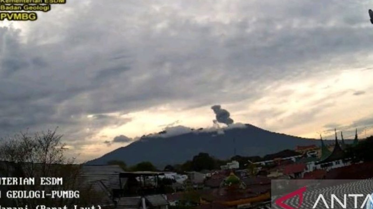 Gunung Marapi di Sumatera Barat erupsi selama 57 detik pada Rabu pagi dengan kolom abu mencapai 350 meter, PVMBG imbau warga waspada bahaya lahar hujan.