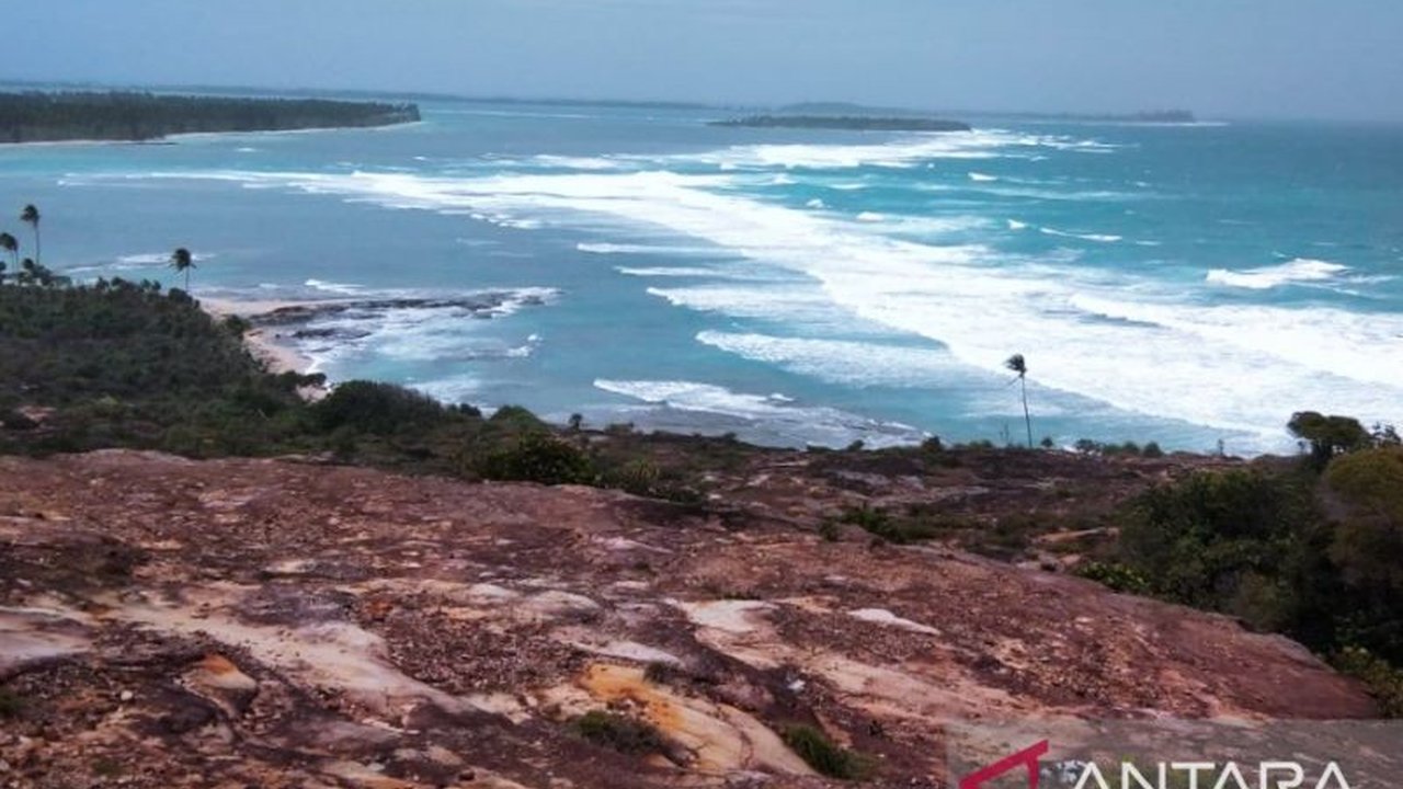 BMKG memperingatkan potensi gelombang tinggi hingga 2,5 meter di perairan Kepulauan Riau (Kepri) pada 2-5 April 2025, berisiko bagi keselamatan pelayaran.