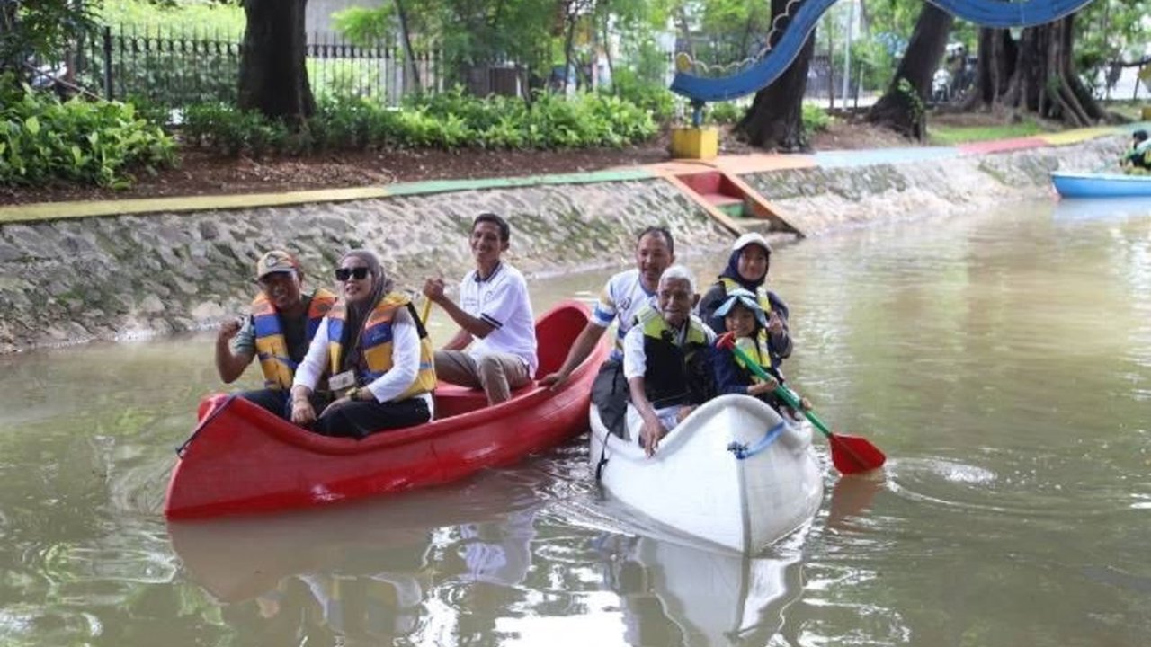 Pemkot Tangerang memberikan kado spesial Lebaran berupa wisata kano gratis di Alun-Alun Ahmad Yani pada 2-7 April 2025, mulai pukul 19.00-22.00 WIB, dengan dekorasi ala Venesia.
