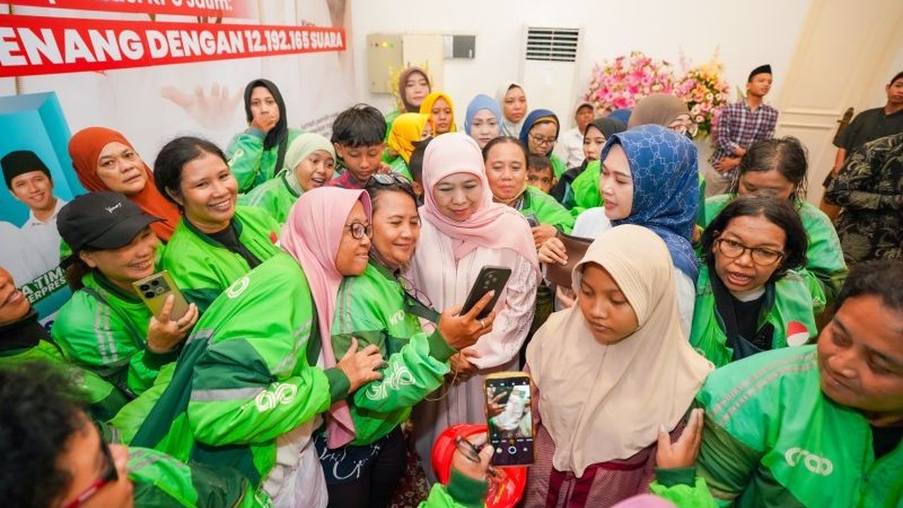 Gubernur Jawa Timur, Khofifah Indar Parawansa, menggelar halalbihalal dengan para perempuan pengemudi ojek daring di kediamannya,  menghargai jasa dan pengorbanan mereka sebagai tulang punggung keluarga.