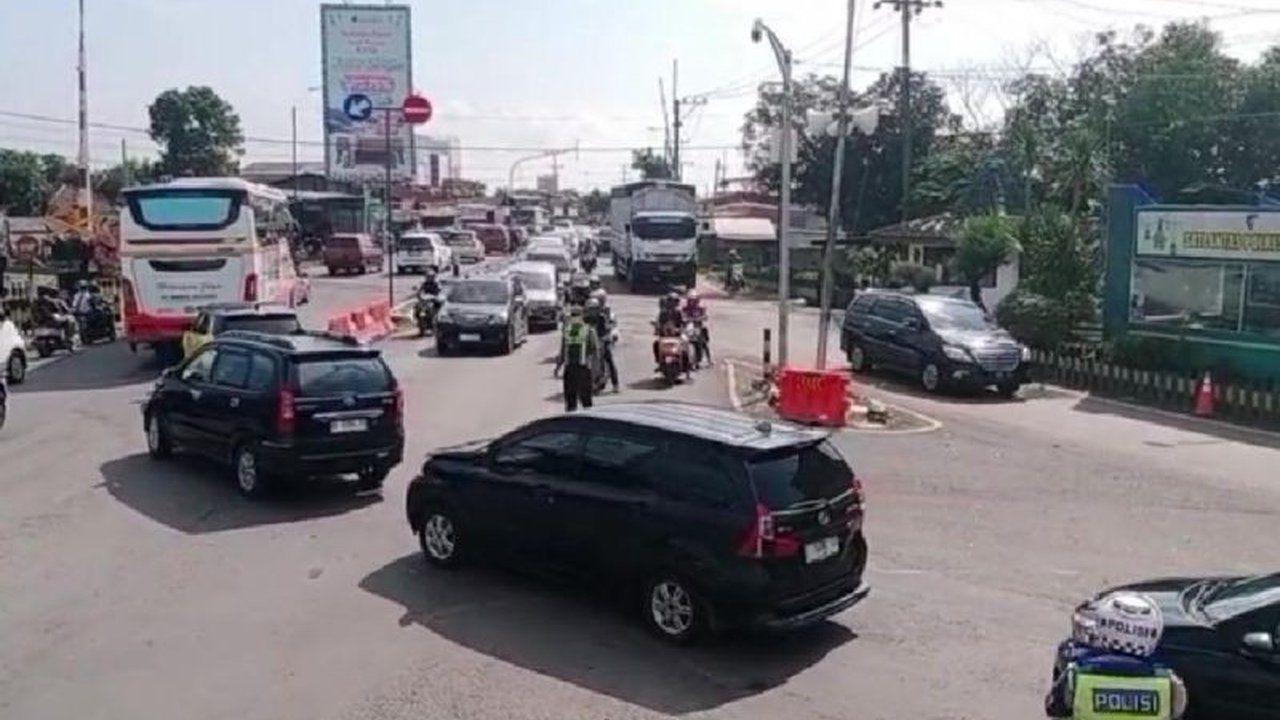 Polres Kediri melaporkan arus lalu lintas di jalur Mengkreng saat ini lancar, meskipun sempat terjadi kemacetan pada hari sebelumnya; polisi mengimbau masyarakat tetap berhati-hati dan mempertimbangkan jalur alternatif.