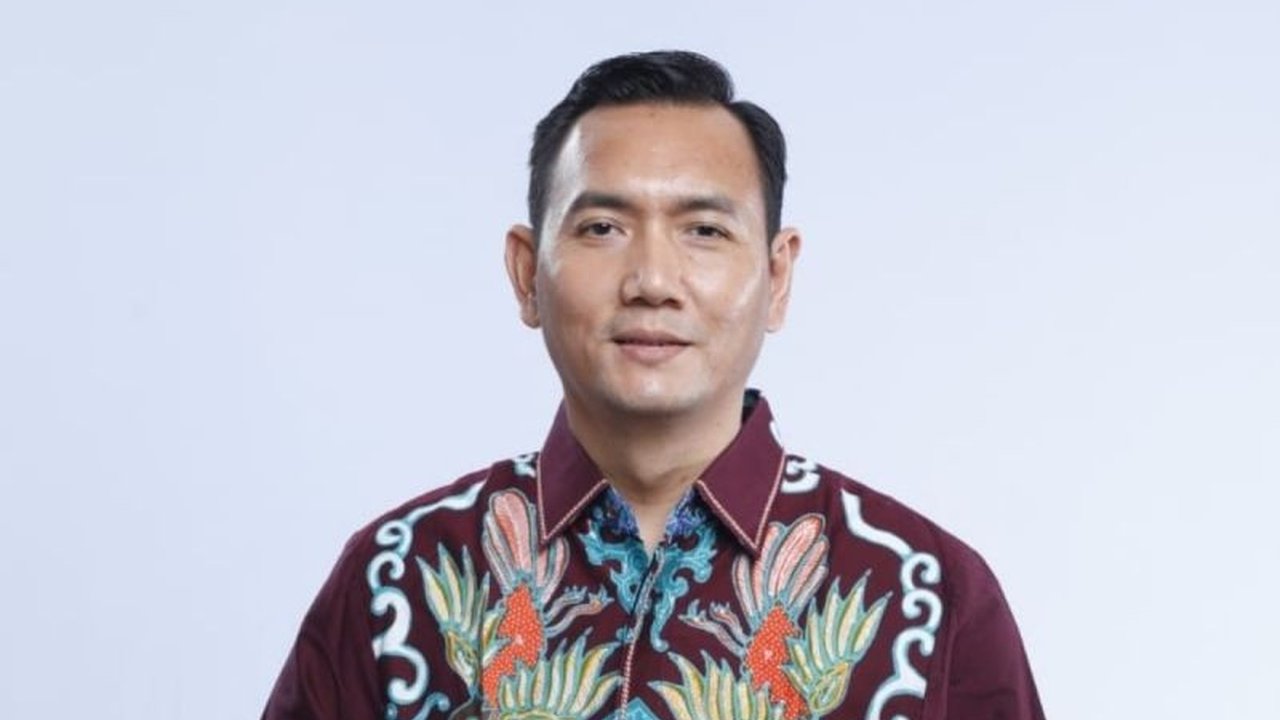 Ketua KPI Pusat, Ubaidillah, menetapkan Hari Penyiaran Nasional (Harsiarnas) 1 April 2025 sebagai momentum penting untuk mencapai visi Indonesia Emas 2045 melalui program penyiaran yang informatif, edukatif, dan inspiratif.