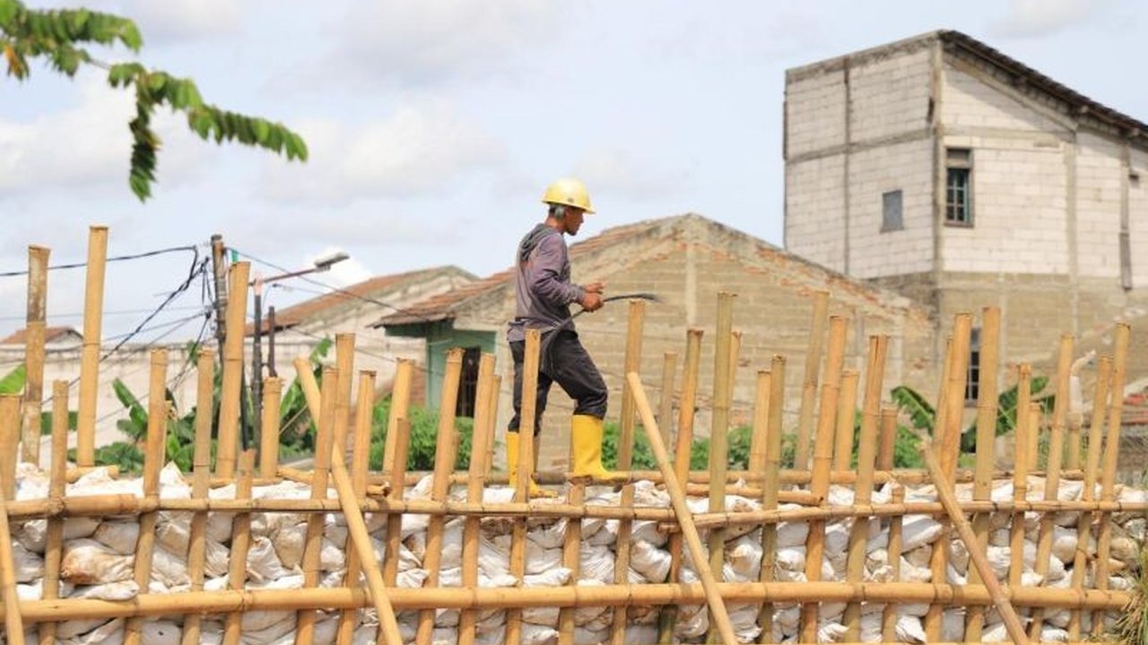 DPUPR Kota Tangerang Perbaiki Turap di Perumahan Ciledug Indah Antisipasi Banjir Lebaran