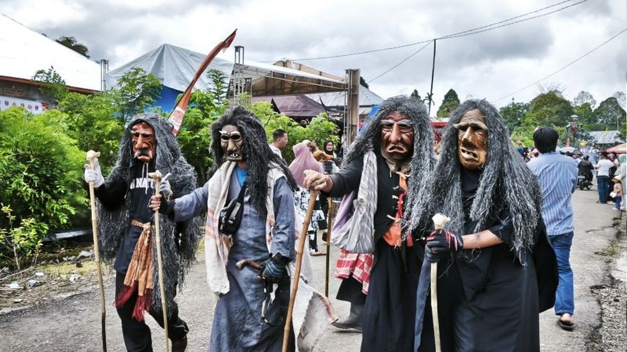Bupati Lampung Barat, Parosil Manusia, mengajak masyarakat untuk melestarikan Pesta Sekura Cakak Buah sebagai tradisi unik yang memperkuat kebersamaan dan nilai-nilai luhur budaya Lampung Barat.