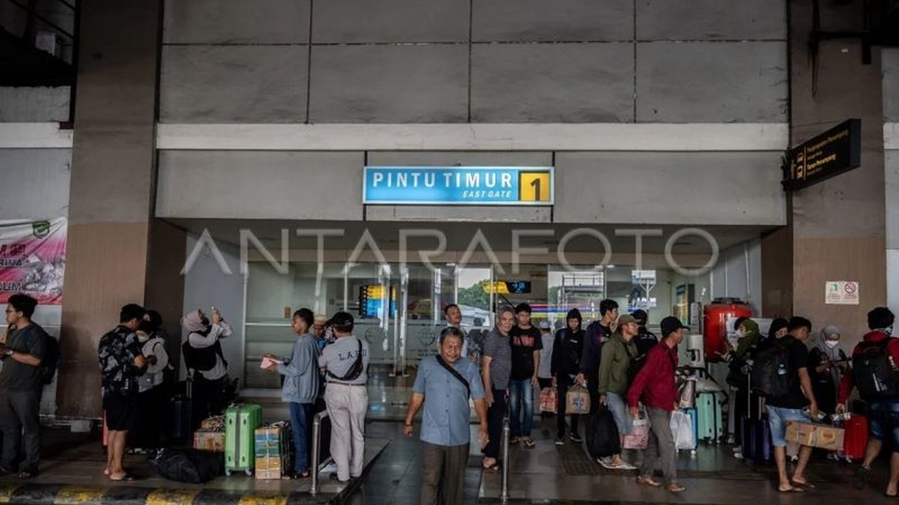 Dinas Dukcapil DKI Jakarta mengimbau calon pendatang untuk memiliki jaminan tempat tinggal dan pekerjaan sebelum merantau ke Jakarta guna menjaga ketertiban dan kenyamanan kota.