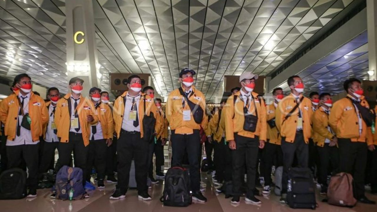 Sugianto, seorang Pekerja Migran Indonesia (PMI) di Korea Selatan, mendapat pujian dari Menteri P2MI atas aksi heroiknya menyelamatkan warga dan lansia saat kebakaran hutan di Uiseong-gun, Gyeongbuk pada Maret lalu, bahkan berpotensi mendapatkan izin ting