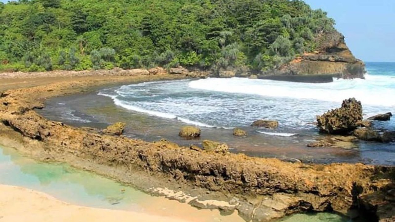 Pemerintah Kabupaten Malang menyediakan jalur alternatif di sisi timur dan tengah untuk mengakses pantai selatan selama libur Idul Fitri 2025 karena proyek pelebaran jalan utama masih berlangsung.