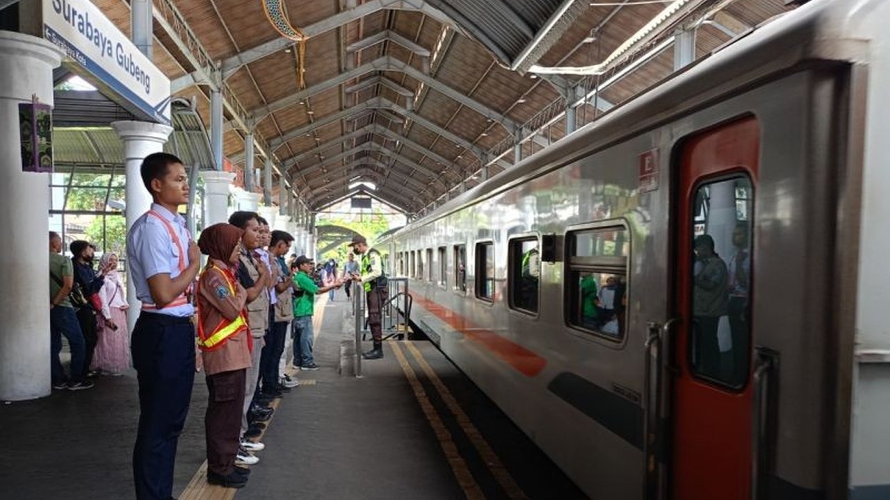 PT KAI Daop 8 Surabaya bekerja sama dengan ratusan relawan Railfans dan Pramuka untuk memastikan kelancaran arus mudik Lebaran 2025 di berbagai stasiun Jawa Timur.