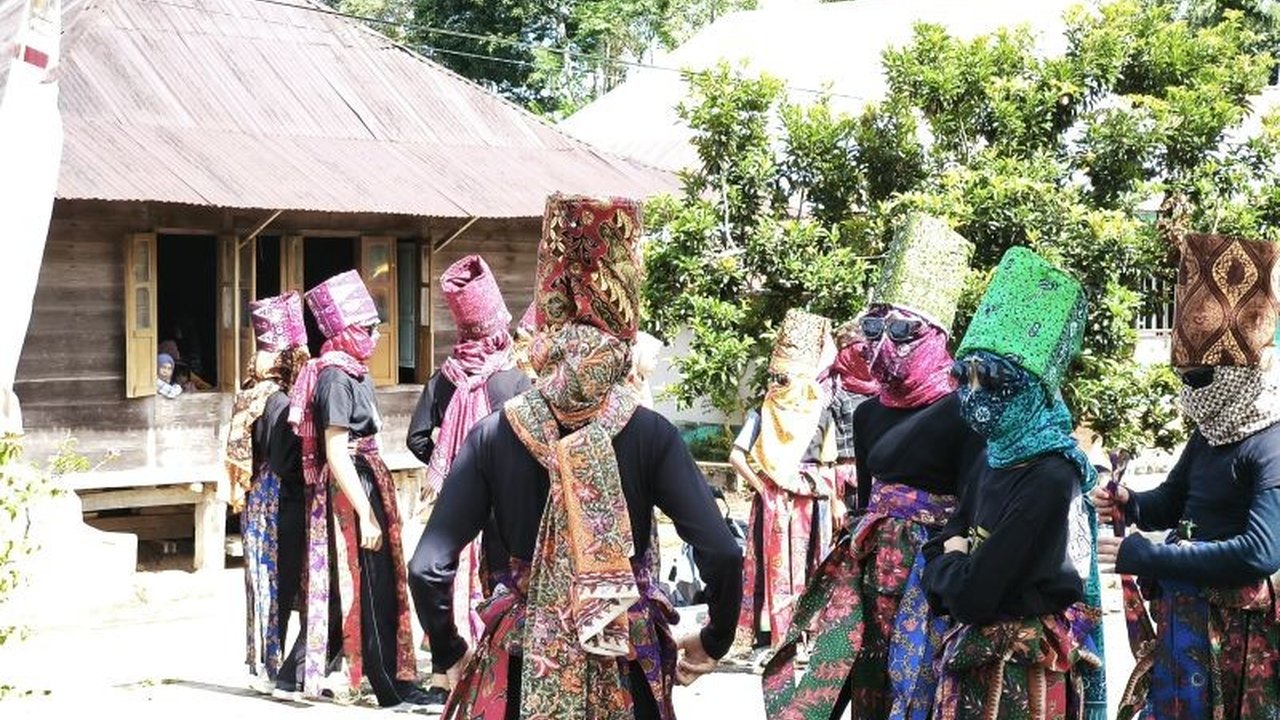 Bupati Lampung Barat bangga atas penyelenggaraan Pesta Sekura Cakak Buah di 34 pekon, tradisi budaya lokal yang harus dilestarikan.