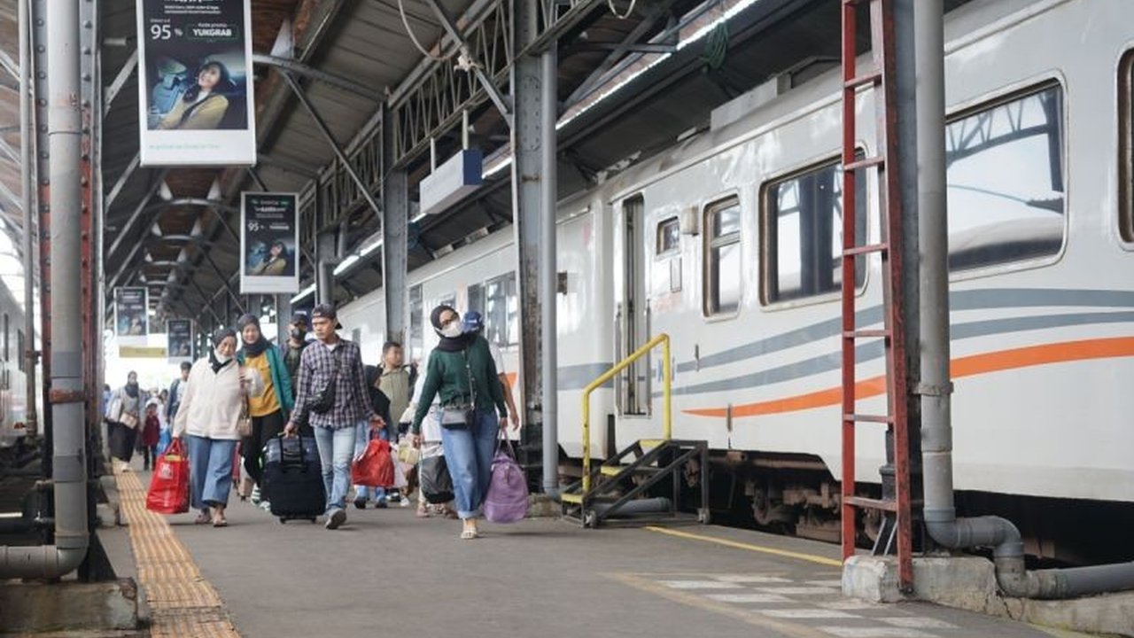 PT KAI memprediksi puncak arus balik Lebaran 2025 di Daop 4 Semarang akan terjadi pada 6 April mendatang dengan jumlah penumpang mencapai lebih dari 30 ribu orang, dan telah menyiapkan teknologi Face Recognition untuk memperlancar proses boarding.