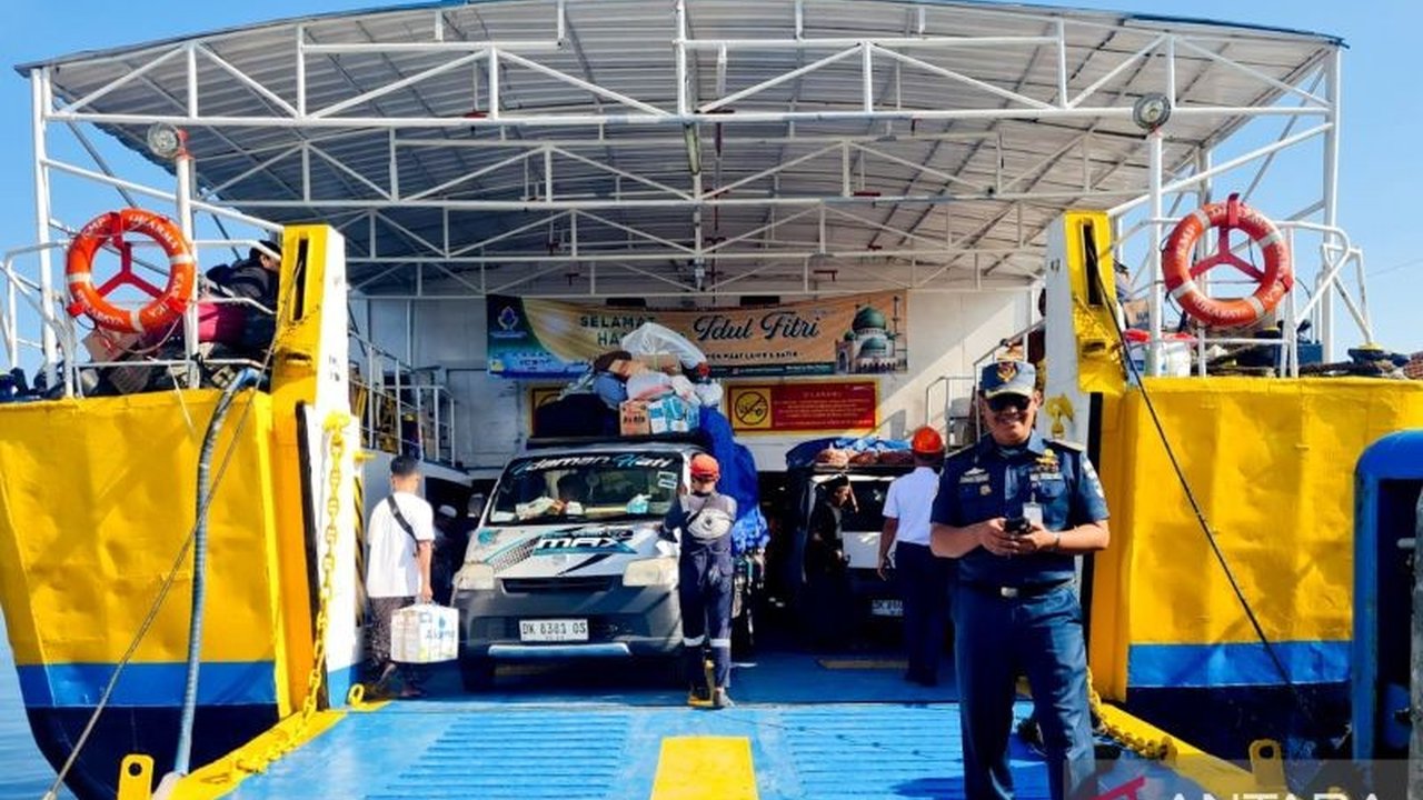 Ratusan warga kepulauan Sumenep, Madura, padati Pelabuhan Jangkar, Situbondo, Jawa Timur, untuk pulang kampung setelah Lebaran, memanfaatkan beberapa kapal feri yang beroperasi.